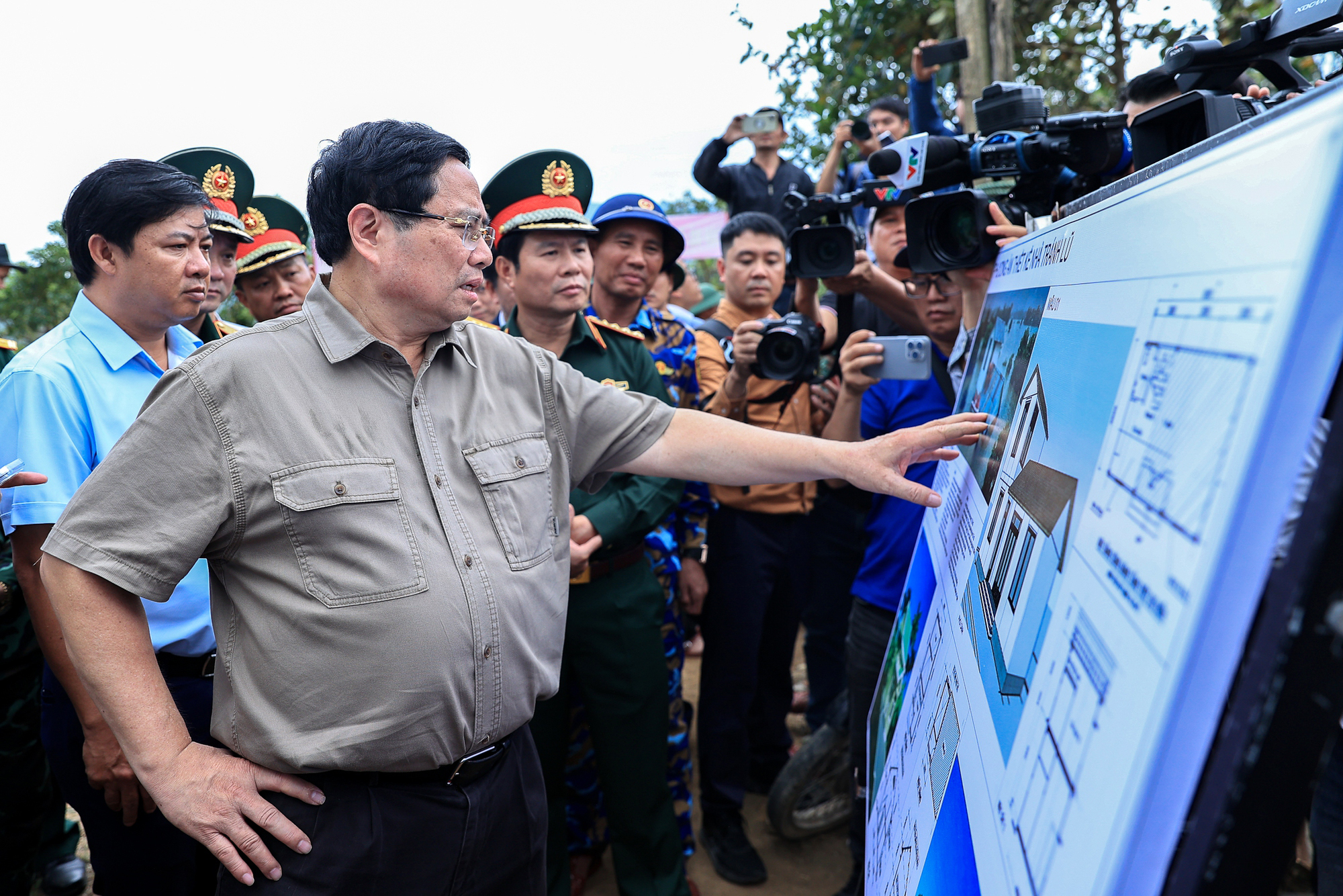 Thủ tướng và chiếc áo đẫm mồ hôi...