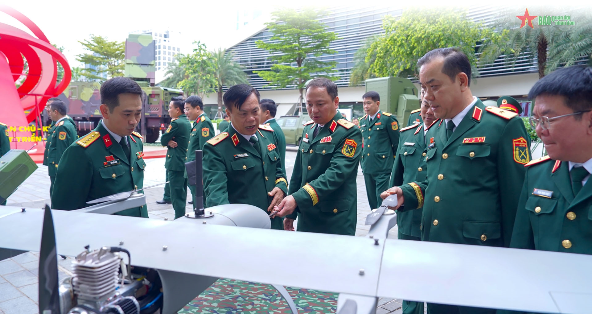 Đột phá phát triển khoa học, công nghệ, đổi mới sáng tạo và chuyển đổi số quốc gia, ứng dụng trong xây dựng nền quốc phòng toàn dân vững mạnh, hiện đại