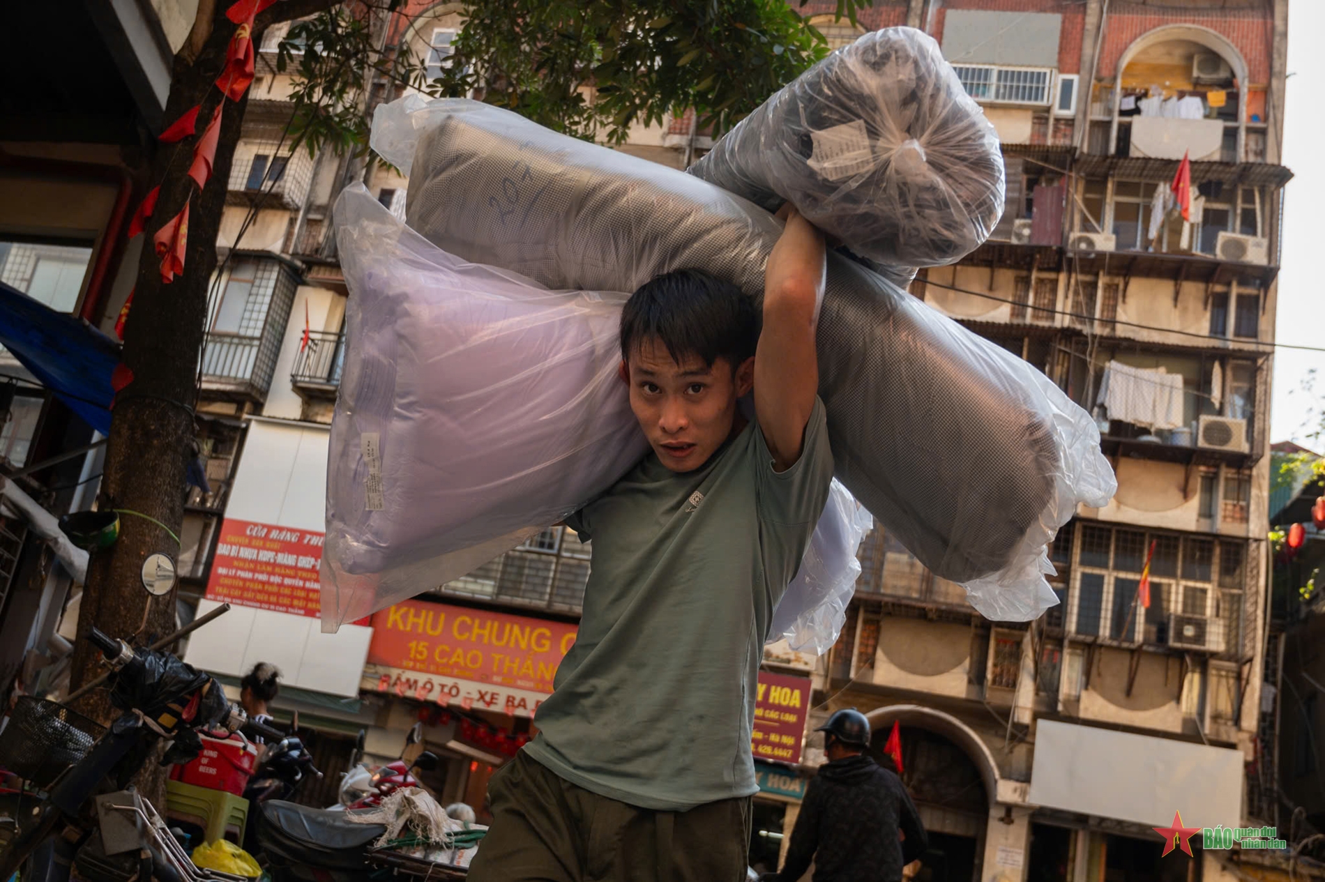 Mưu sinh dưới cái nóng oi ả của Thủ đô