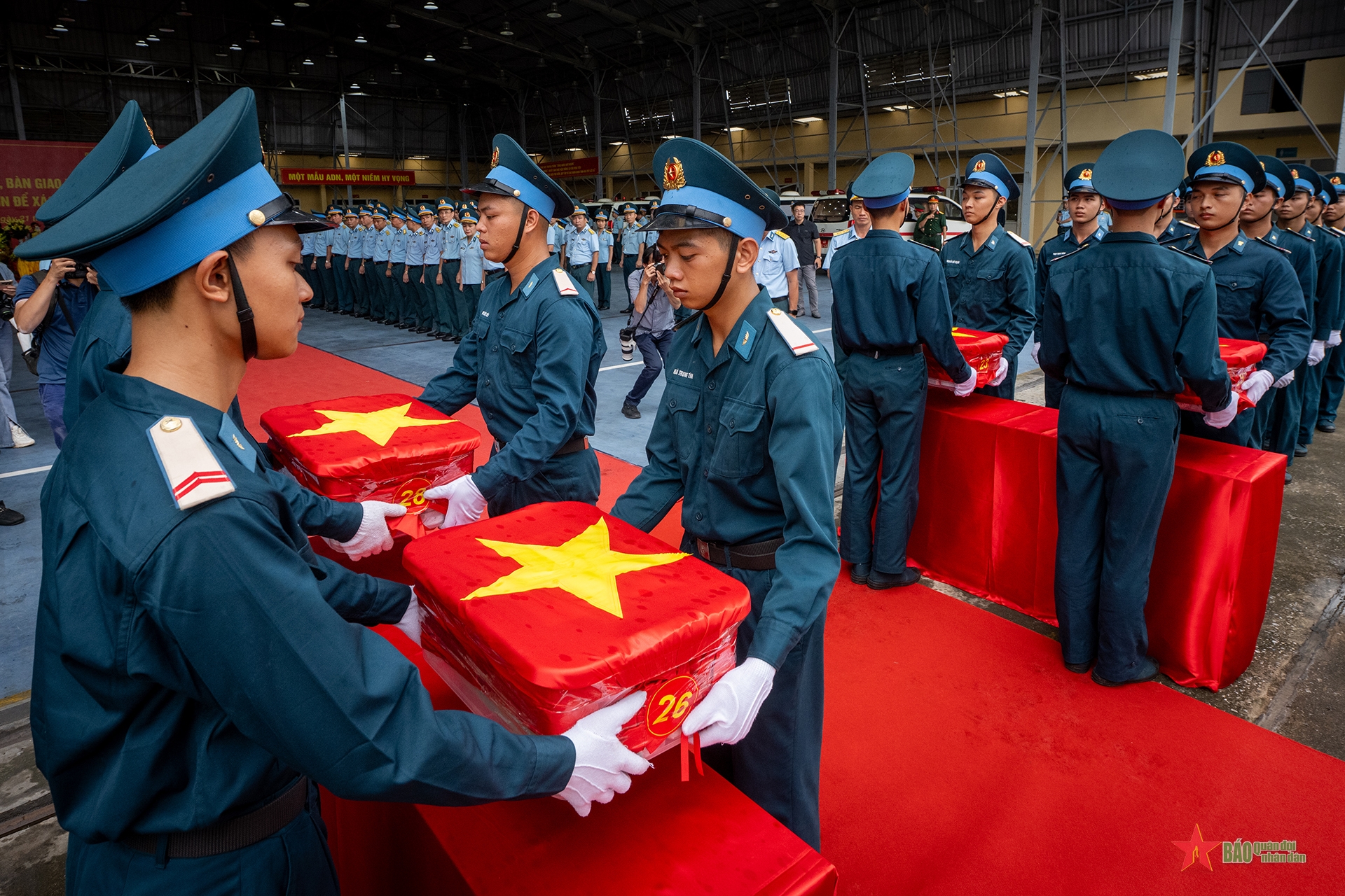 Chuyến bay mang theo ký ức những mùa hoa lửa