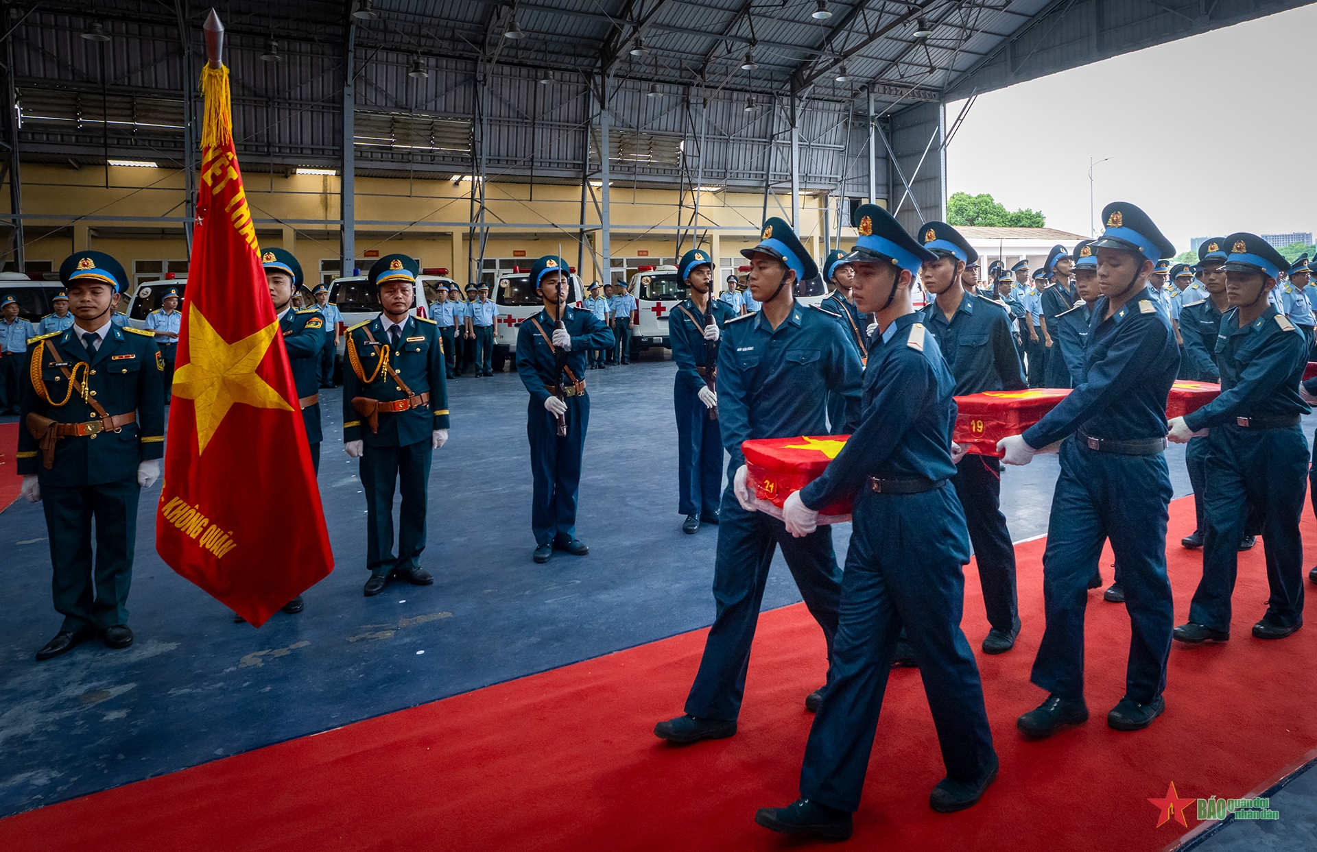 Chuyến bay mang theo ký ức những mùa hoa lửa