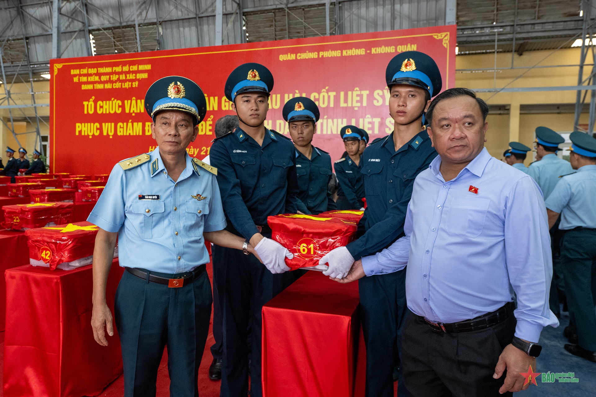 Chuyến bay mang theo ký ức những mùa hoa lửa