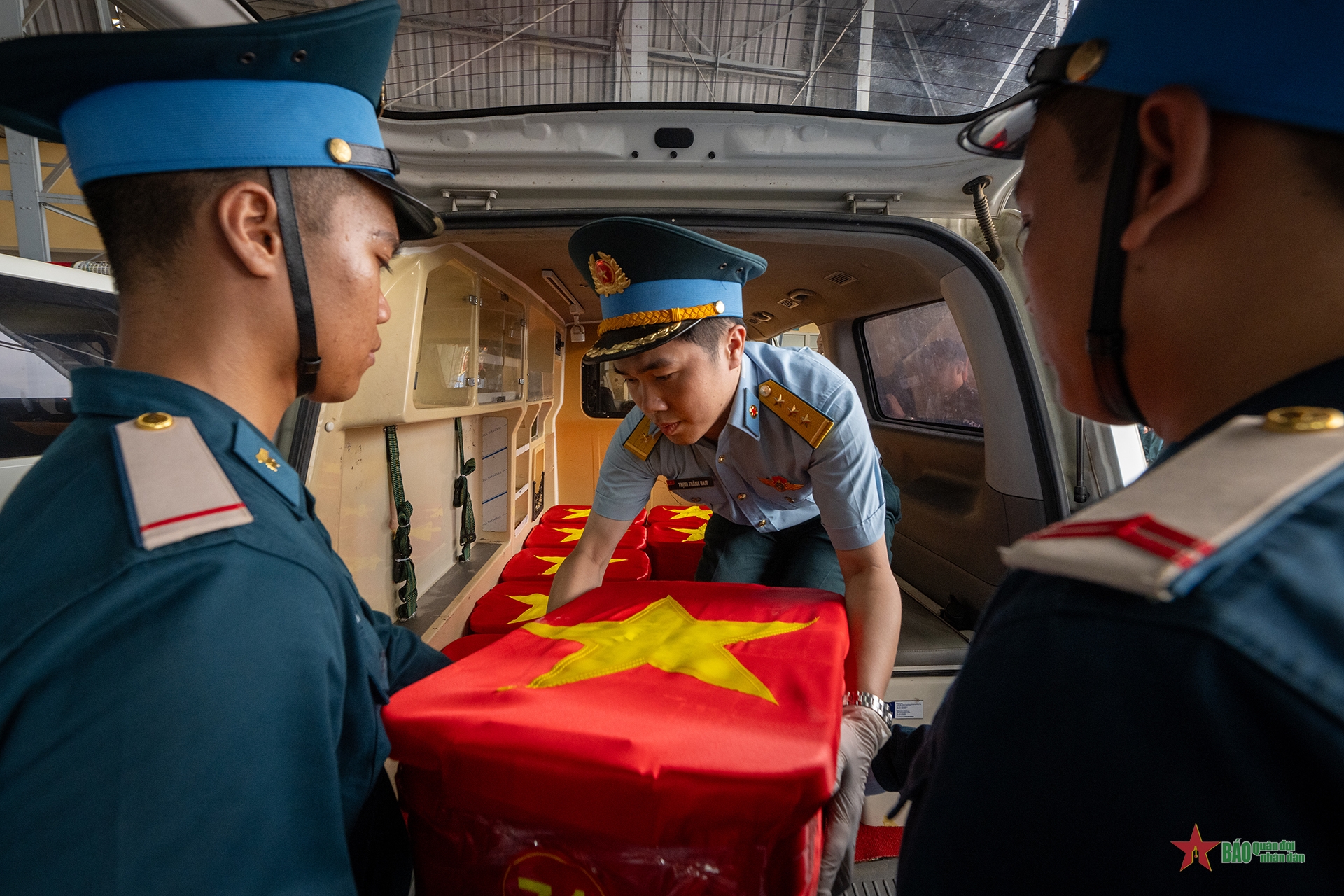 Chuyến bay mang theo ký ức những mùa hoa lửa