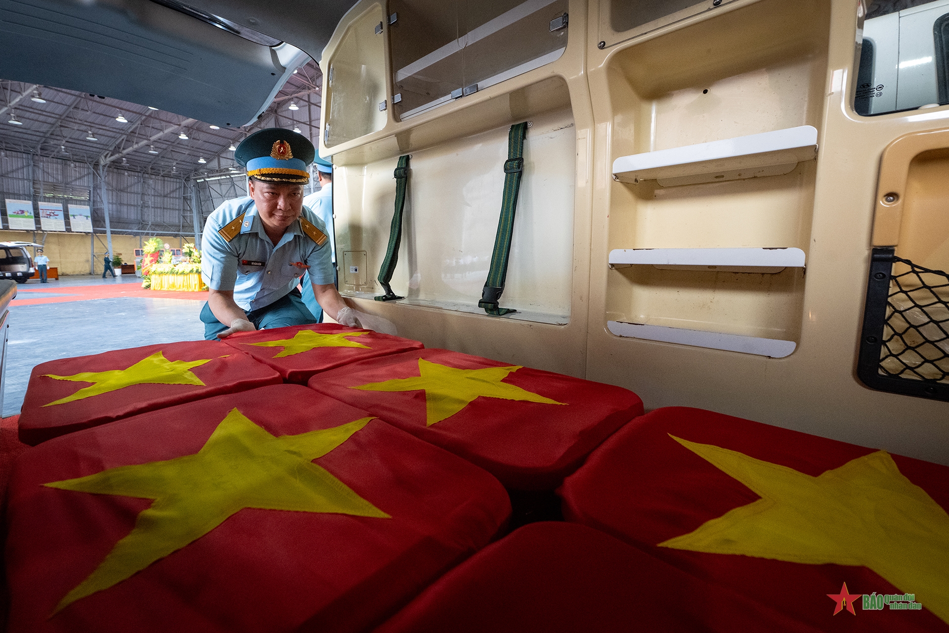 Chuyến bay mang theo ký ức những mùa hoa lửa