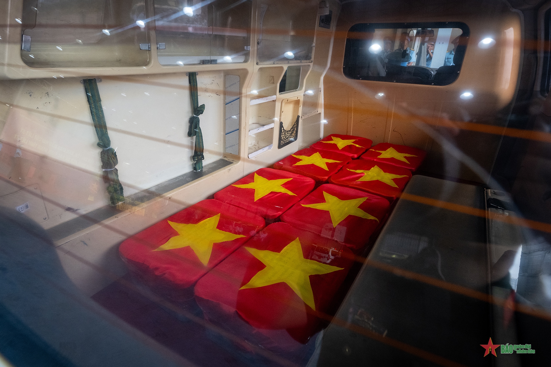 Chuyến bay mang theo ký ức những mùa hoa lửa