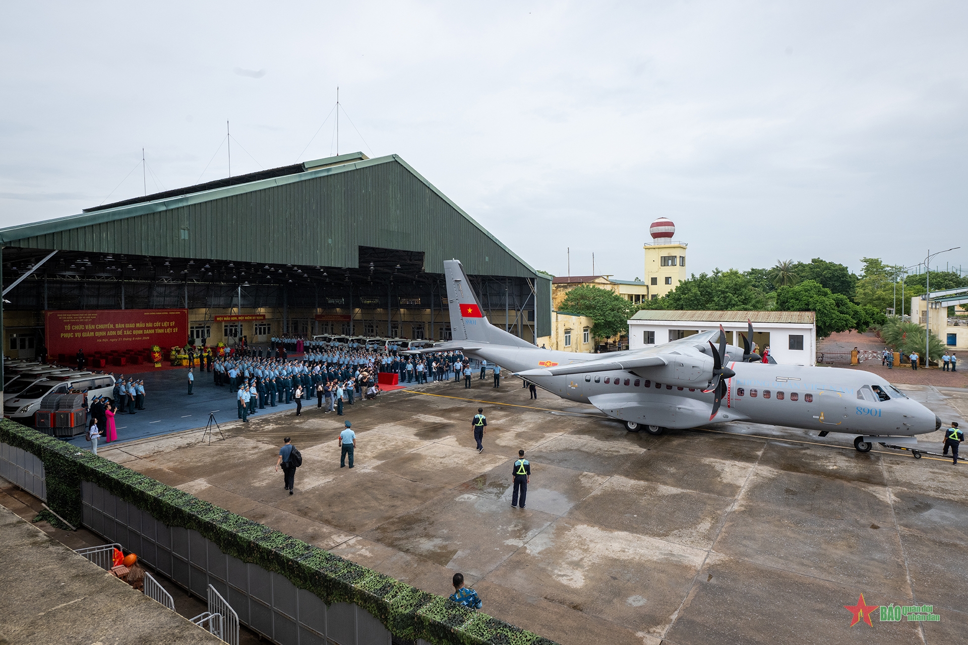Chuyến bay mang theo ký ức những mùa hoa lửa