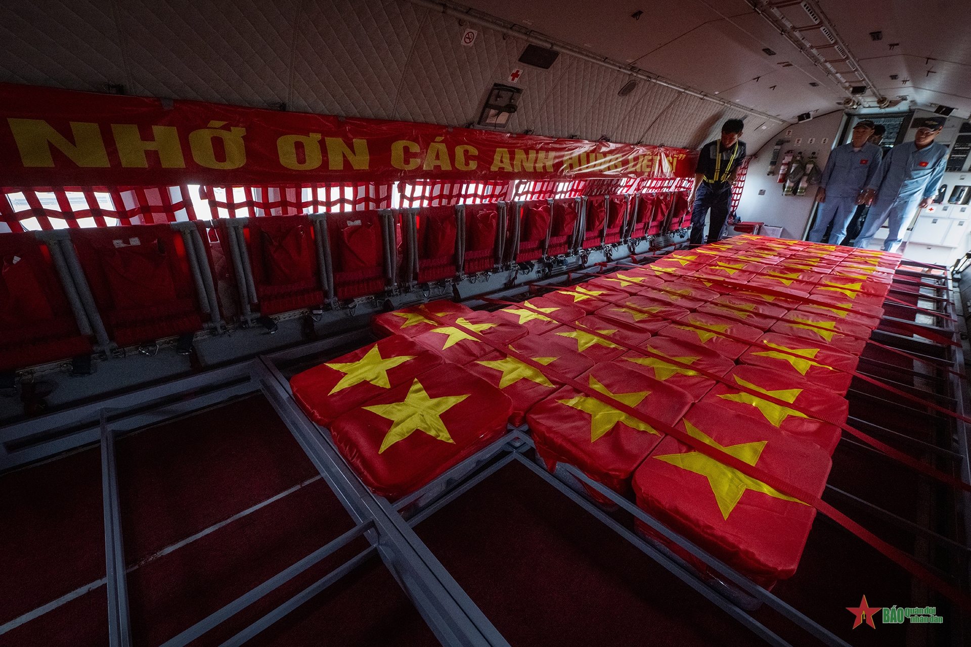 Chuyến bay mang theo ký ức những mùa hoa lửa