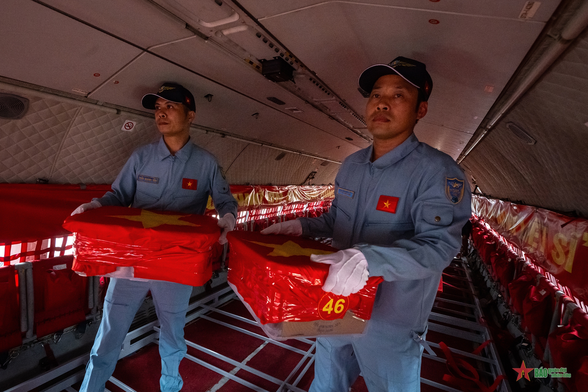 Chuyến bay mang theo ký ức những mùa hoa lửa