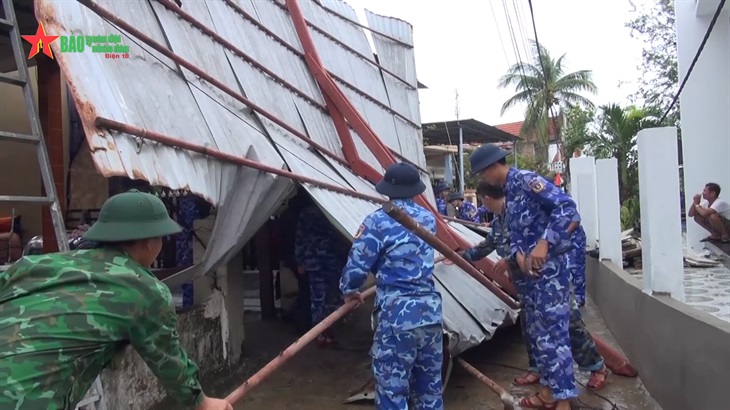 Lực lượng vũ trang giúp dân khắc phục hậu quả bão số 4