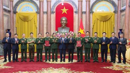 Chủ tịch nước trao quyết định thăng quân hàm Thượng tướng đối với đồng chí Ngô Minh Tiến và đồng chí Lương Đình Hồng