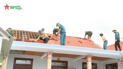 Bộ CHQS tỉnh Thừa Thiên Huế giúp dân khắc phục hậu quả bão số 4