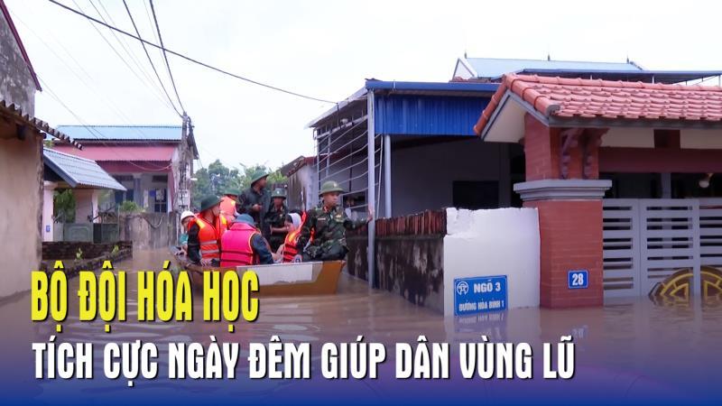 Bộ đội Hóa học tích cực ngày đêm giúp dân vùng lũ