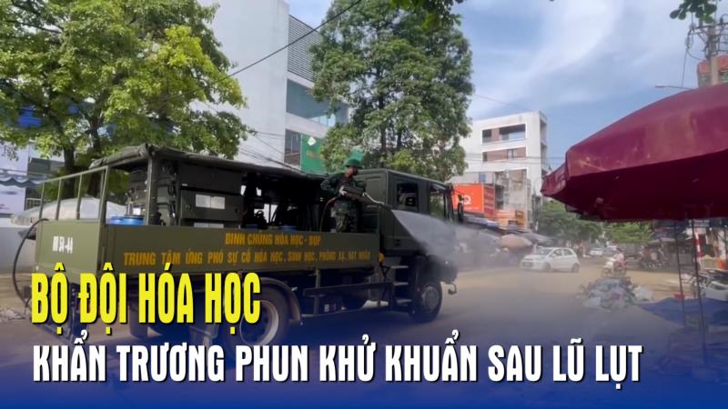 Bộ đội Hóa học khẩn trương phun khử khuẩn sau lũ lụt