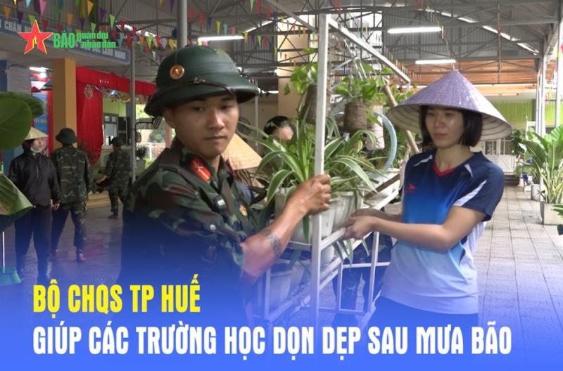Bộ CHQS TP Huế giúp các trường học dọn dẹp sau mưa bão