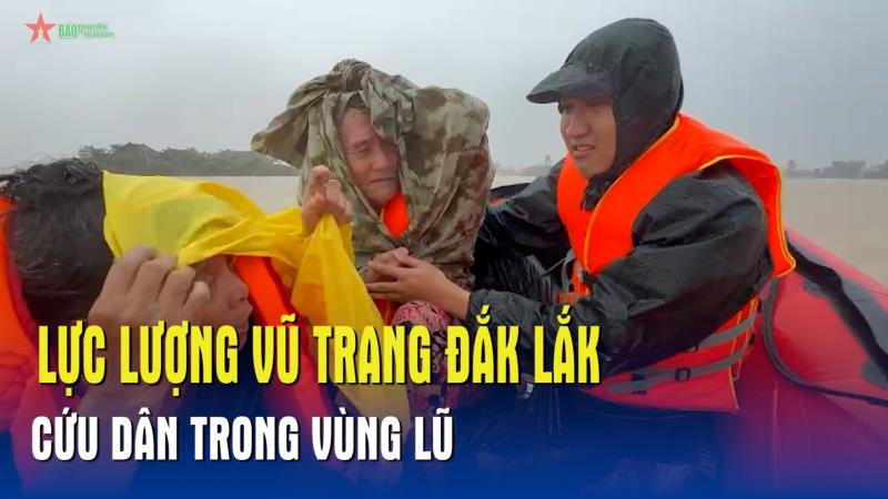 Lực lượng vũ trang Đắk Lắk cứu dân trong vùng lũ
