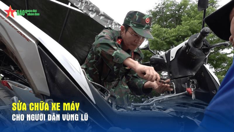 Sửa chữa xe máy cho người dân vùng lũ
