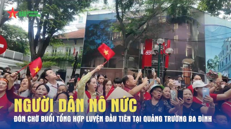 Người dân nô nức đón chờ buổi tổng hợp luyện đầu tiên tại Quảng trường Ba Đình