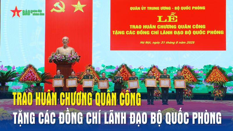 Trao Huân chương Quân công tặng các đồng chí lãnh đạo Bộ Quốc phòng