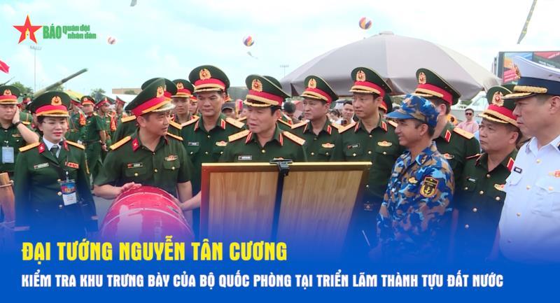 Đại tướng Nguyễn Tân Cương kiểm tra khu trưng bày của Bộ Quốc phòng tại Triển lãm thành tựu đất nước