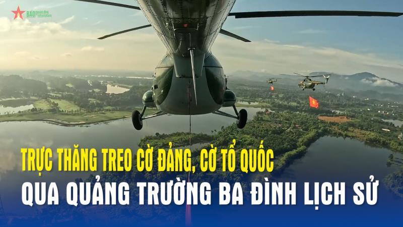 Trực thăng treo cờ Đảng, cờ Tổ quốc qua quảng trường Ba Đình