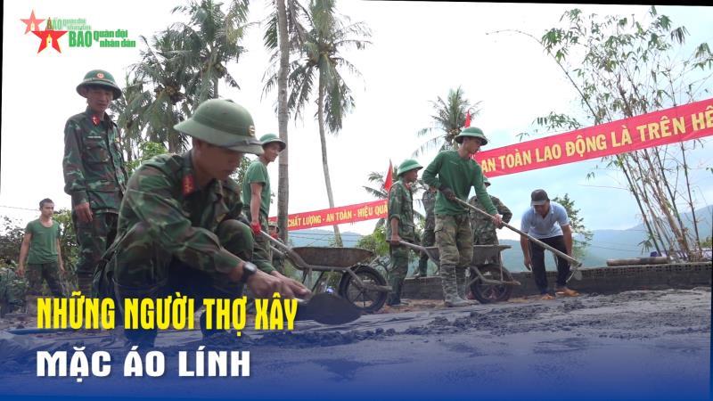 Những người thợ xây mặc áo lính