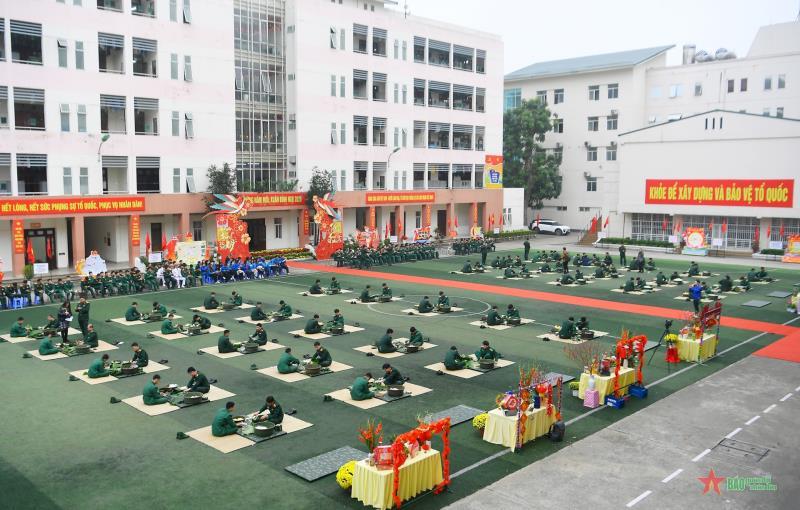 Chiến sĩ vệ binh trổ tài gói bánh