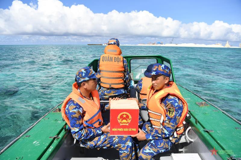 Lá phiếu giữa trùng khơi – niềm tin gửi về đất mẹ