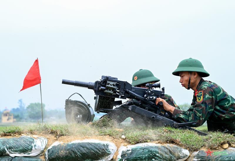 Chiến sĩ Trung đoàn 141 (Sư đoàn 312) bình tĩnh, tự tin bắn đạn thật