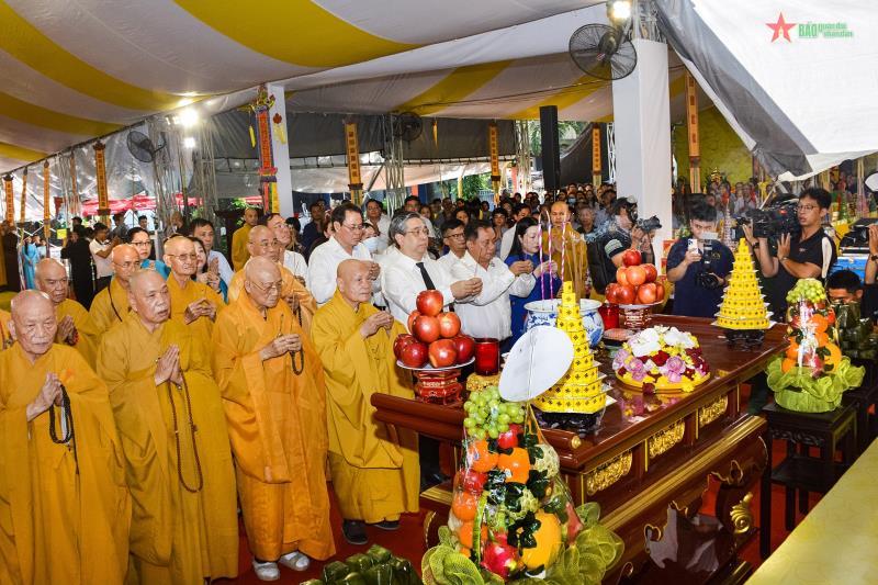 Tưởng niệm các anh hùng liệt sĩ và đồng bào yêu nước tại Công viên Lê Thị Riêng