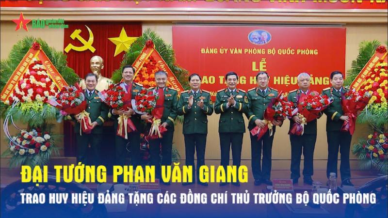 Đại tướng Phan Văn Giang trao Huy hiệu Đảng tặng các đồng chí thủ trưởng Bộ Quốc phòng