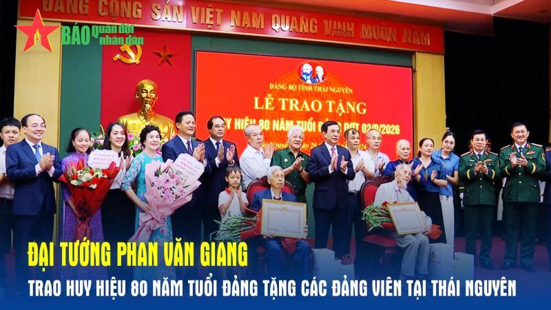 Đại tướng Phan Văn Giang trao Huy hiệu 80 năm tuổi Đảng tặng các đảng viên tại Thái Nguyên
