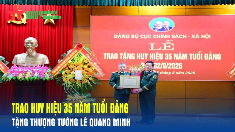 Trao Huy hiệu 35 năm tuổi Đảng tặng Thượng tướng Lê Quang Minh
