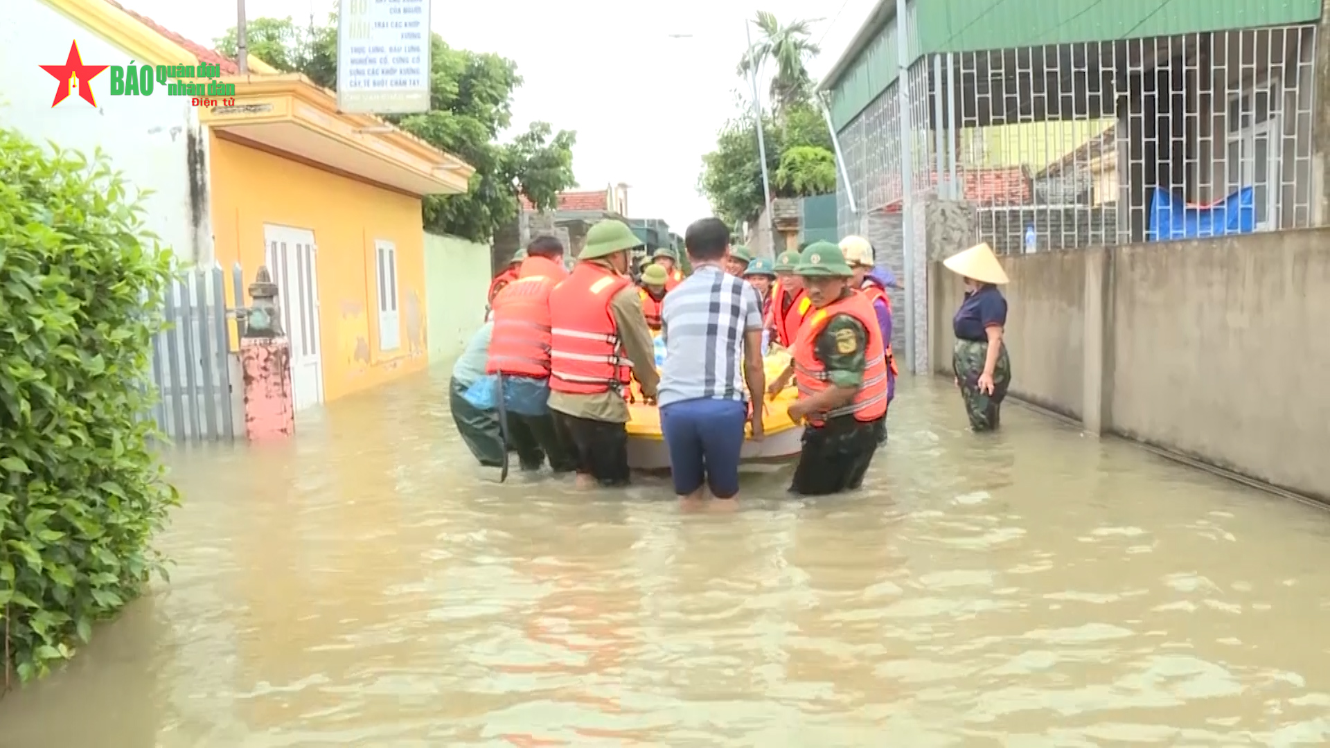 Quân khu 4 Tăng cường lực lượng giúp nhân dân khắc phục hậu quả mưa lũ