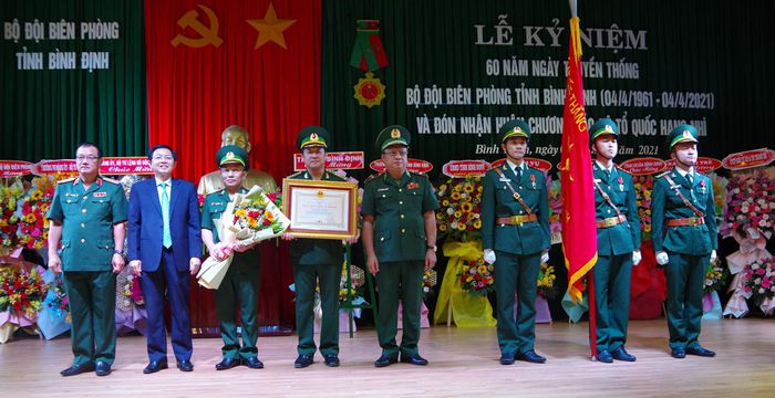 Biên phòng Bình Định: Biên phòng Bình Định đã được nâng cấp hệ thống đảm bảo an ninh quốc gia và đảm bảo an toàn cho cộng đồng trong khu vực biên giới. Những hình ảnh về sự nghiệp chung của các chiến sĩ biên phòng sẽ mang lại niềm tự hào cho mỗi người Việt Nam.