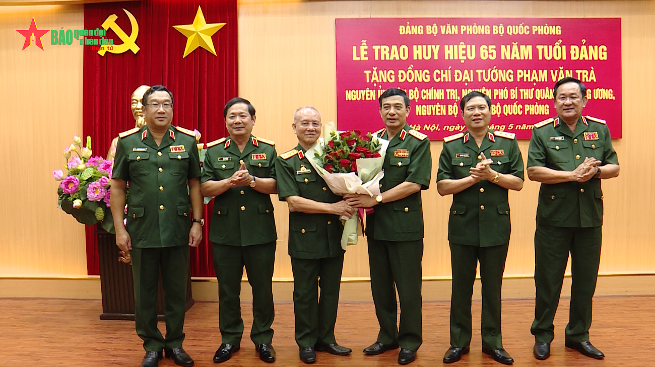 Trao Huy hiệu 65 năm tuổi Đảng tặng Đại tướng Phạm Văn Trà