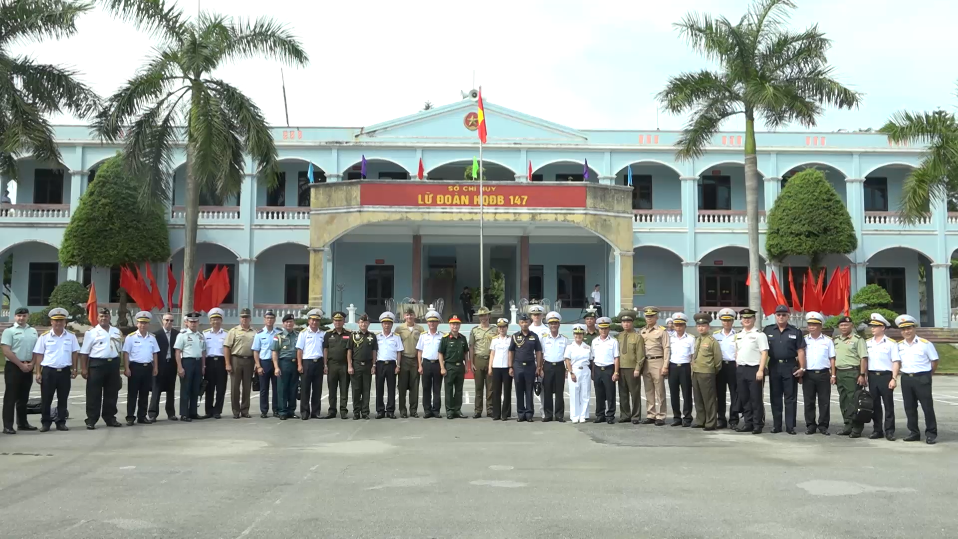 Đoàn tùy viên quân sự các nước tại Việt Nam thăm Lữ đoàn 147