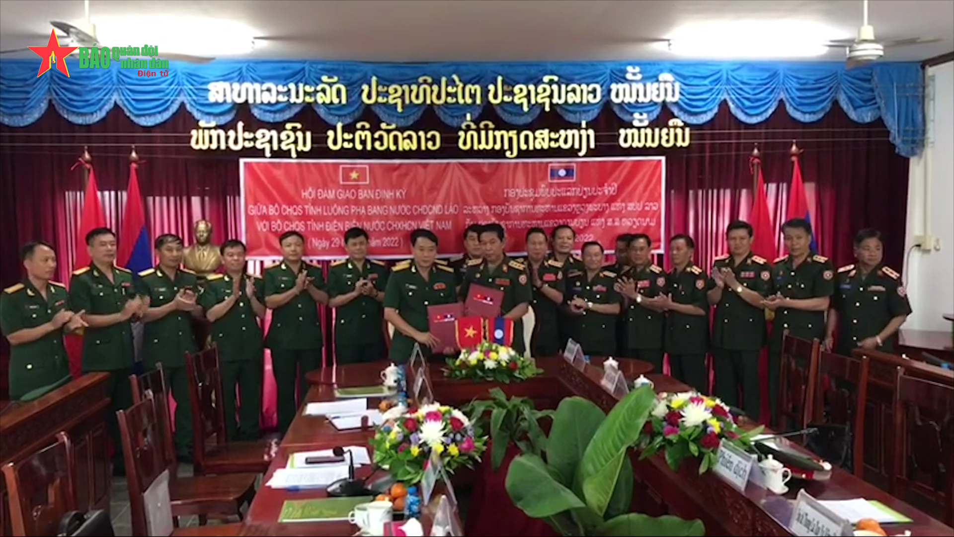 Bộ Chỉ huy quân sự tỉnh Điện Biên và Bộ Chỉ huy quân sự tỉnh Luông Pha Băng giao ban, ký kết biên bản ghi nhớ