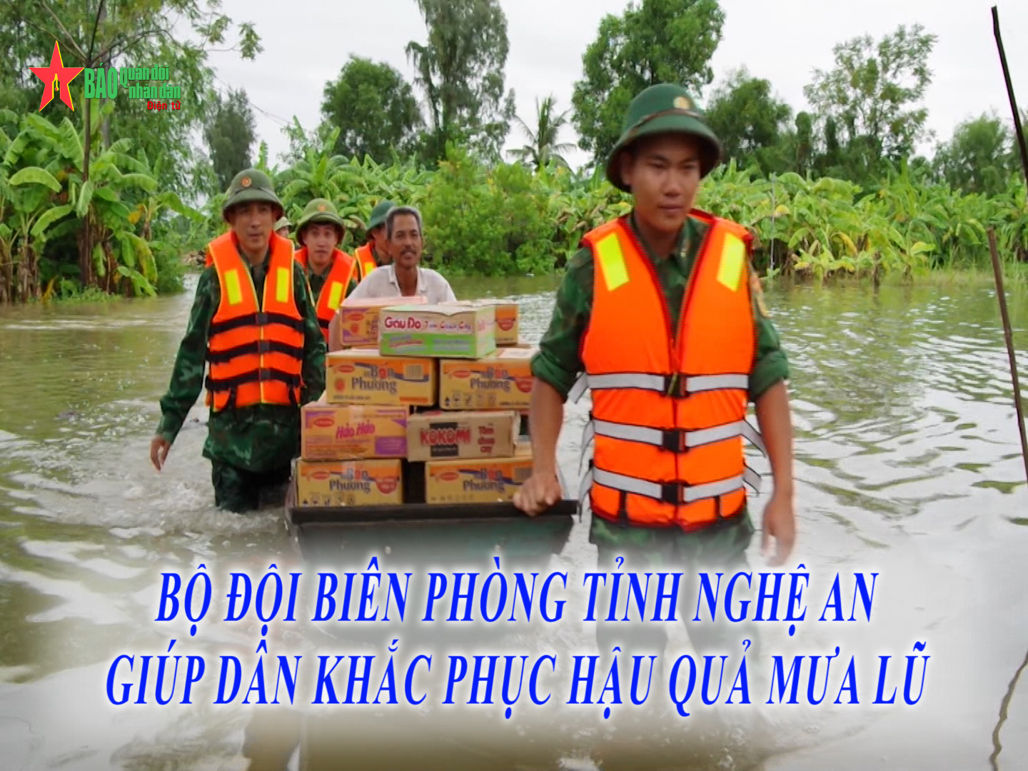 Bộ đội Biên phòng tỉnh Nghệ An Giúp dân khắc phục hậu quả mưa lũ