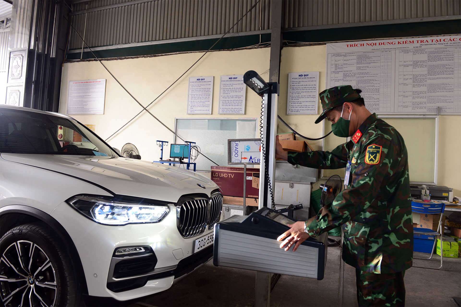 View - Kiểm định viên quân sự góp phần gỡ khó đăng kiểm