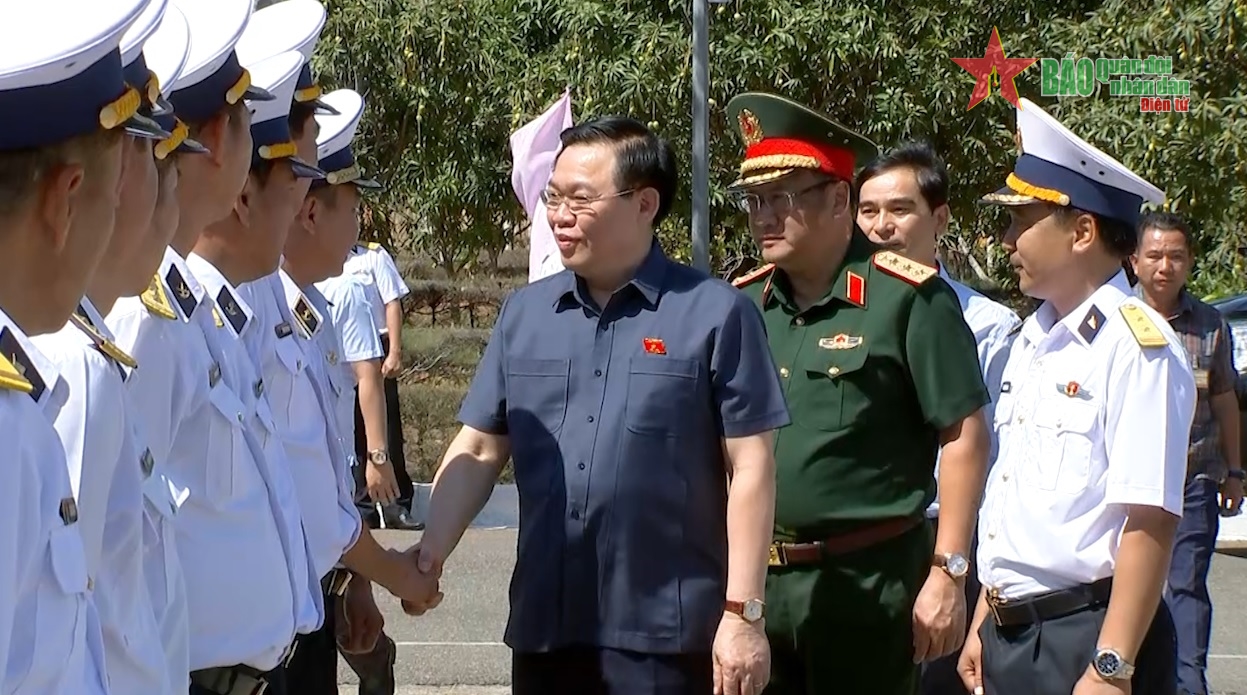 Chủ tịch Quốc hội Vương Đình Huệ tới thăm, làm việc với Lữ đoàn 681, Vùng 2 Hải quân