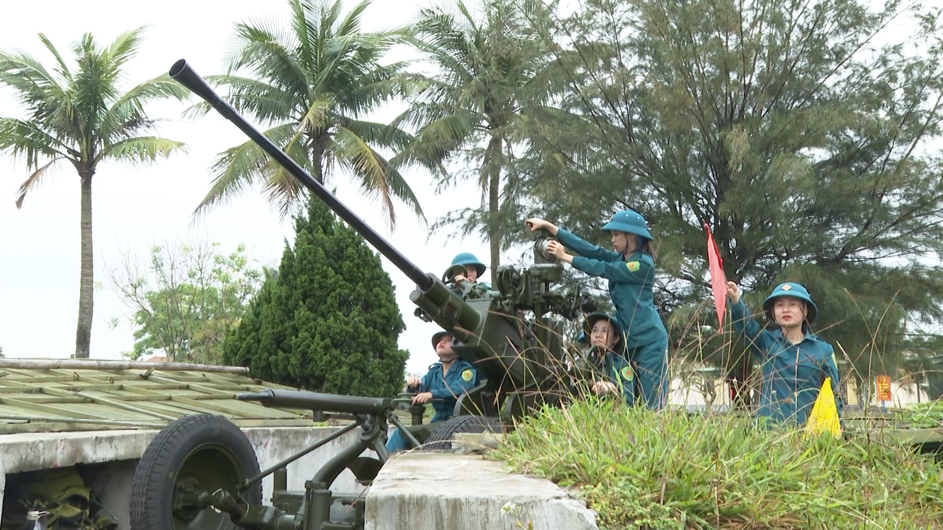 Nữ dân quân trên trận địa pháo Quảng Bình