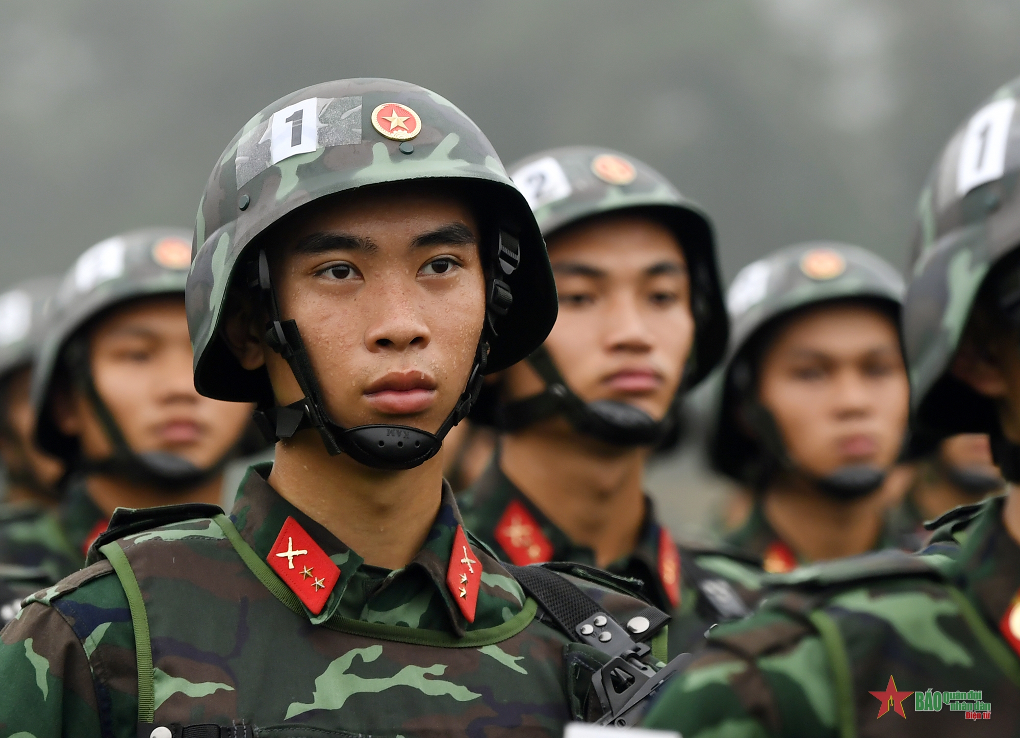 View - 	Khối lực lượng vũ trang gương mẫu luyện tập