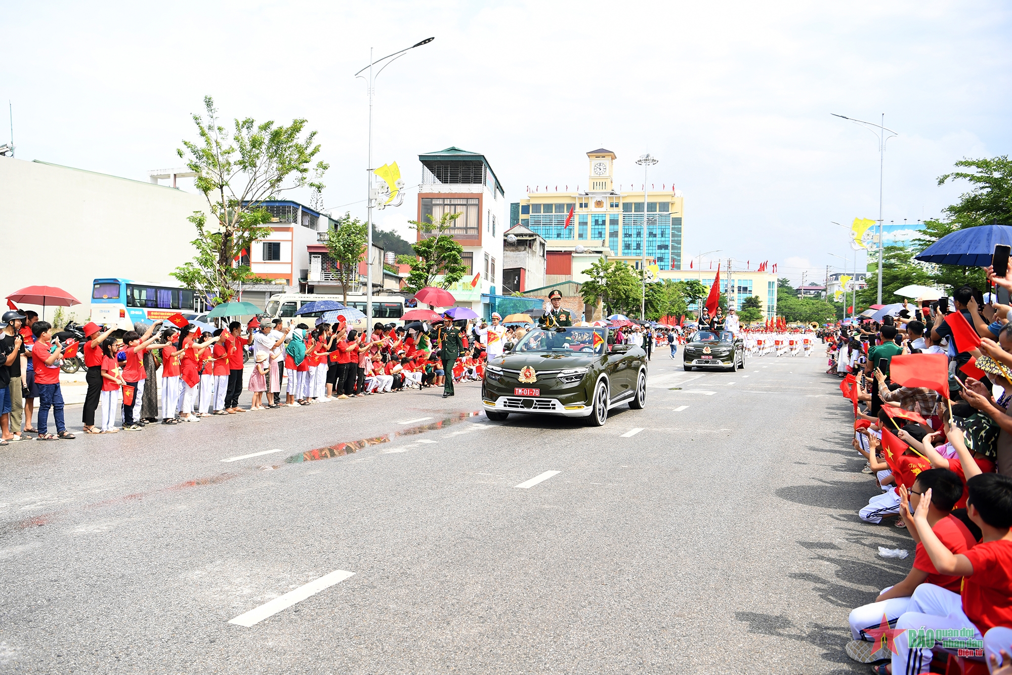 Gallery - 	Đồng bào Điện Biên lưu luyến chia tay cán bộ, chiến sĩ