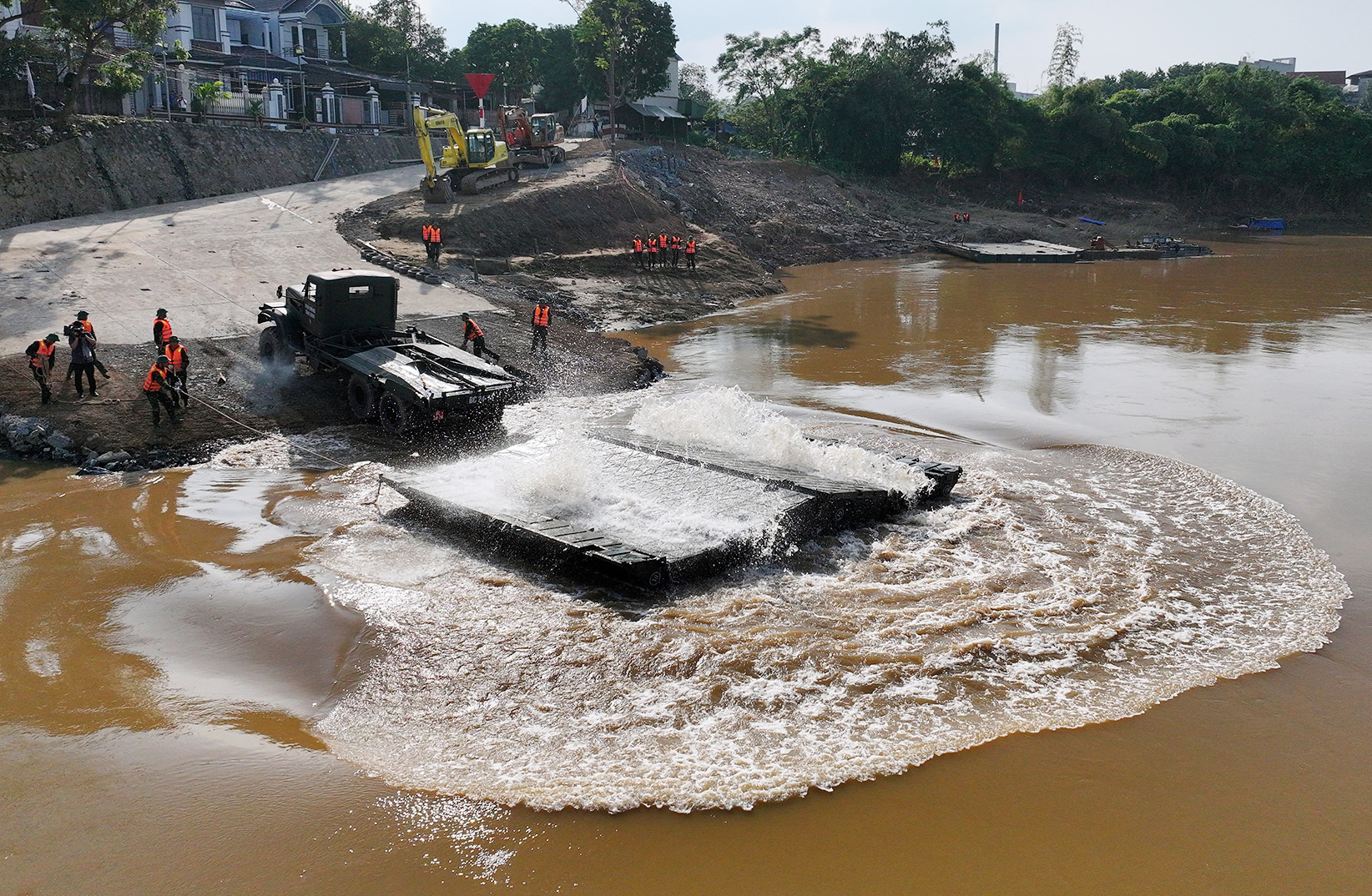 View - 	Sẵn sàng bắc cầu phao tại khu vực cầu Phong Châu 