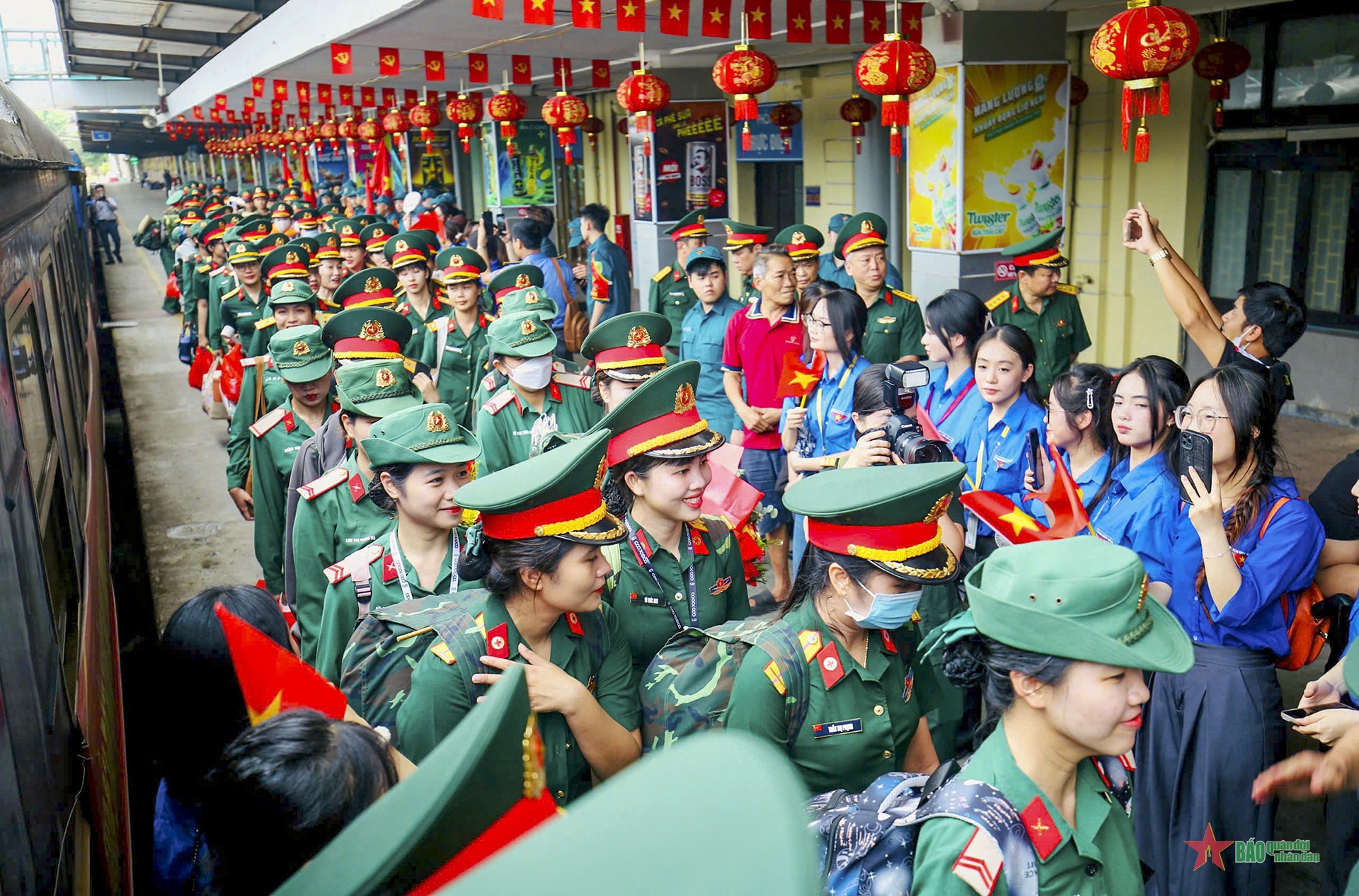 View - 	Hà Nội đón các đoàn tham gia diễu binh, diễu hành kỷ niệm 80 năm Quốc khánh