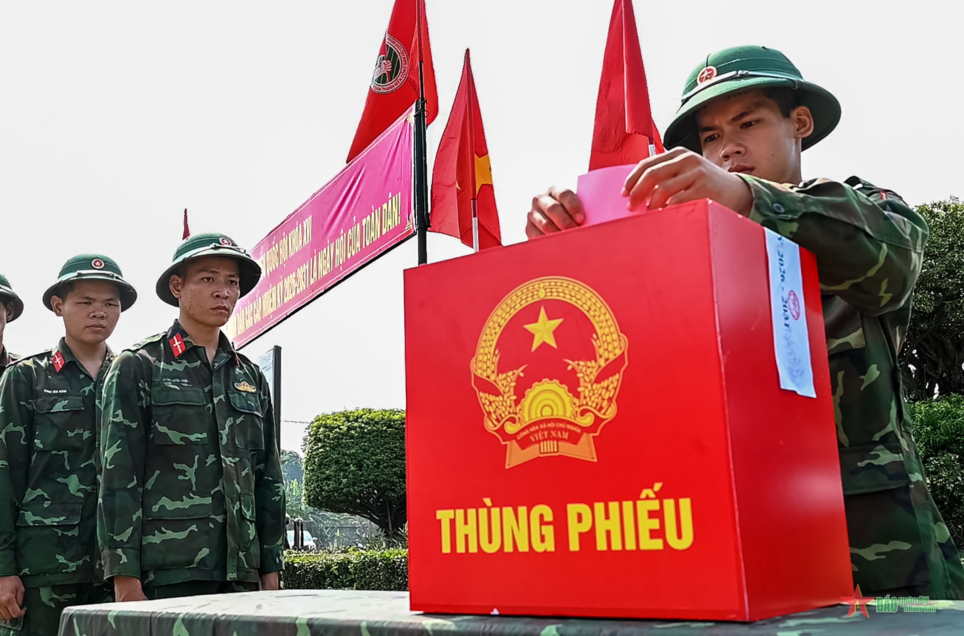 Gallery - Bỏ phiếu tại trận địa